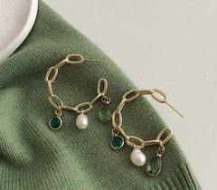 Pendientes de aro dorados con borlas de color verde esmeralda