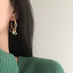 Pendientes de aro dorados con borlas de color verde esmeralda