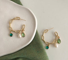 Pendientes de aro dorados con borlas de color verde esmeralda