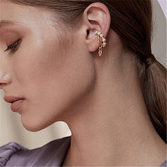 Puño de oreja con perla colgante de oro