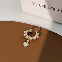 Puño de oreja con perla colgante de oro