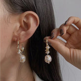 Pendientes de aro dorados con perlas barrocas