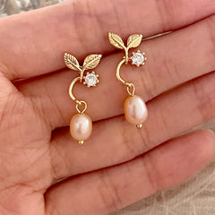 Pendientes de hoja de oro con perla rosa natural