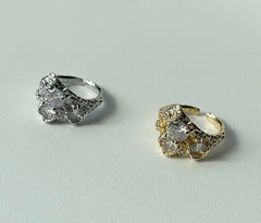 Avantgardistischer geometrischer klobiger Ring mit mehreren Steinen