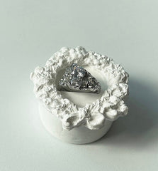 Avantgardistischer geometrischer klobiger Ring mit mehreren Steinen