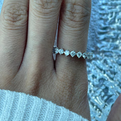 Anillo de diamantes pavimentados redondos