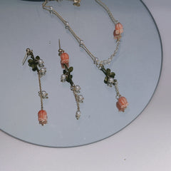 Schmuckset mit Ohrringen und Halskette mit Blumenmotiv in Rosa mit Tulpenmotiv