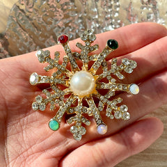 Funkelnde Schneeflockenbrosche