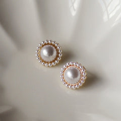 Große Ohrstecker aus Elfenbeinperlen