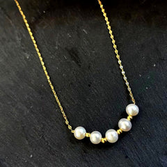 Collar en capas de perlas naturales de agua dulce