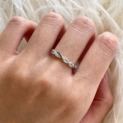 Twisted infinity ring