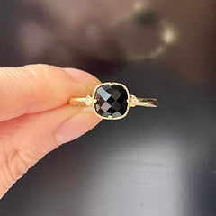 Schwarzer rechteckiger Kissenring mit Edelstein