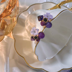 Pendientes de botón con corona floral violeta y morada hechos a mano