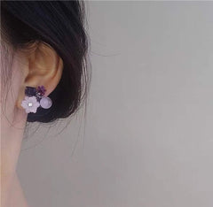 Pendientes de botón con corona floral violeta y morada hechos a mano
