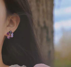 Pendientes de botón con corona floral violeta y morada hechos a mano