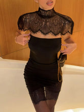 Vestido midi de vacaciones con cuello redondo, mangas cortas y lazo con diseño de encaje transparente - Negro