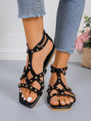 Flache Sandalen mit ausgehöhlten Nieten