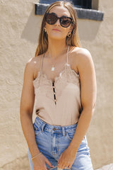 Body con tirantes finos abotonados y ribete de encaje