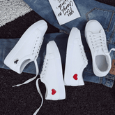 Weiße Sneakers aus Leder mit Herzmotiv