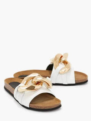 Sandalias tipo mules con punta abierta y suela plana y cadena de metal