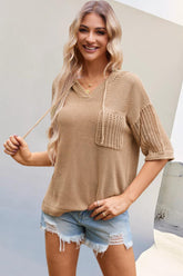 Durchbrochenes Strickoberteil mit Kordelzug und Kapuze, halblangen Ärmeln