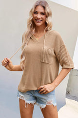 Durchbrochenes Strickoberteil mit Kordelzug und Kapuze, halblangen Ärmeln