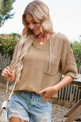 Durchbrochenes Strickoberteil mit Kordelzug und Kapuze, halblangen Ärmeln