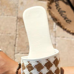 Flache Sandalen mit offener Spitze und Karomuster