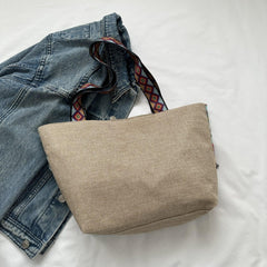 Tragetasche mit Aufdruck und Quastendetail