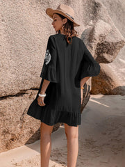 Vestido mini con cuello anudado y mangas con volantes y estampado