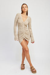 MINIKLEID MIT RÜSCHEN UND HÄKELMUSTER