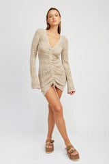 MINIKLEID MIT RÜSCHEN UND HÄKELMUSTER