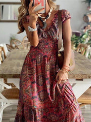 Gesmoktes, bedrucktes Kurzarmkleid mit V-Ausschnitt