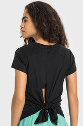 Kurzärmliges Sport-T-Shirt mit Bindeband hinten