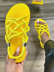 Sandalias planas con cordones cruzados