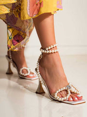 Tacones elegantes con punta cuadrada y lazo de perla