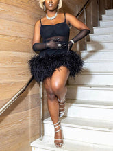 Vestido de malla con plumas y tirantes finos