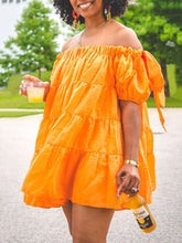 Vestido holgado con hombros descubiertos y capas