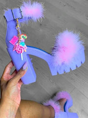 Sandalia de tacón grueso y peludo