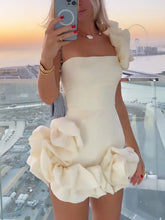 Vestido capullo con volantes y un hombro descubierto