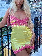 Minivestido con tirantes y encaje