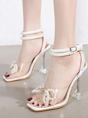 Sandalen mit hohem Absatz und Perlenschleife
