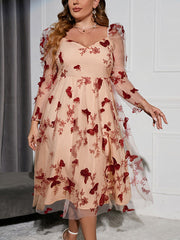 Netzkleid mit V-Ausschnitt und Schmetterlingsstickerei