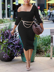 Vestido con abertura en un hombro y cinturón de cadena