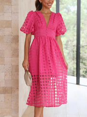 Vestido acampanado con escote en V y cuadros