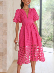 Vestido acampanado con escote en V y cuadros