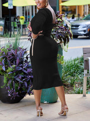 Vestido con abertura en un hombro y cinturón de cadena