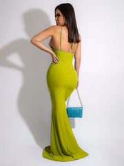 Vestido ajustado con escote en V profundo, espalda descubierta y lazo