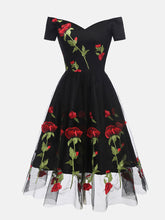 Vestido de fiesta de malla con rosas bordadas