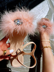 Sandalia plana con diamantes de imitación y pelo